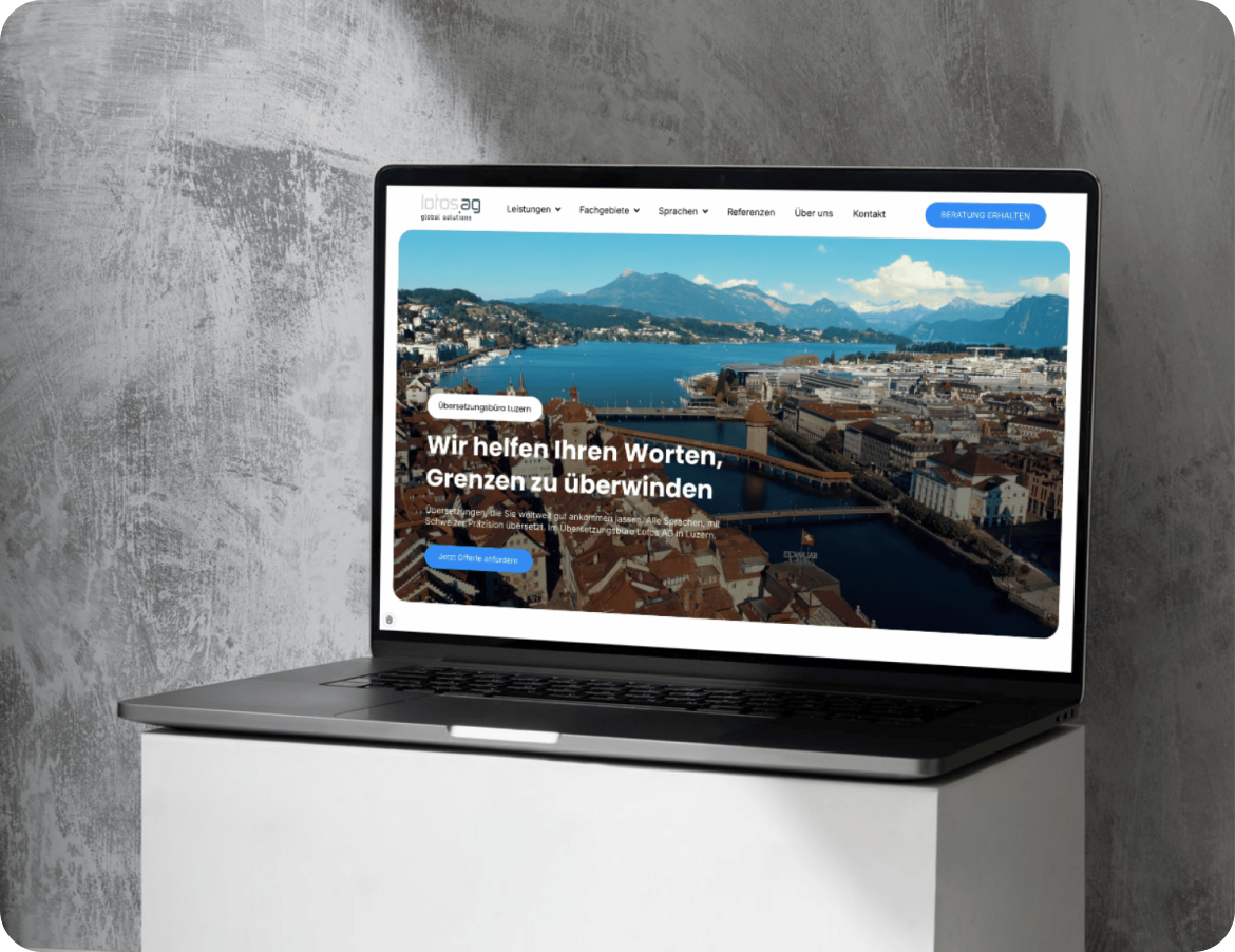 Ein Laptop auf einem weißen Sockel zeigt eine Website mit einem Stadtbild und einem See auf dem Bildschirm an, die einen deutschen Text über Übersetzungsdienste enthält.