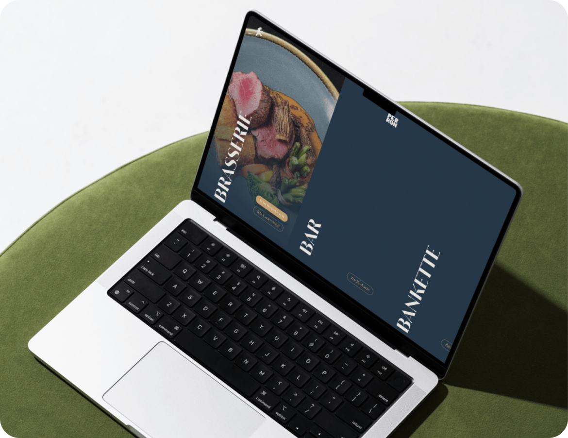 Auf einer grünen, runden Fläche steht ein Laptop, auf dem eine Restaurant-Website mit den Rubriken Brasserie, Bar und Banquette angezeigt wird, daneben ein Teller mit Essen.