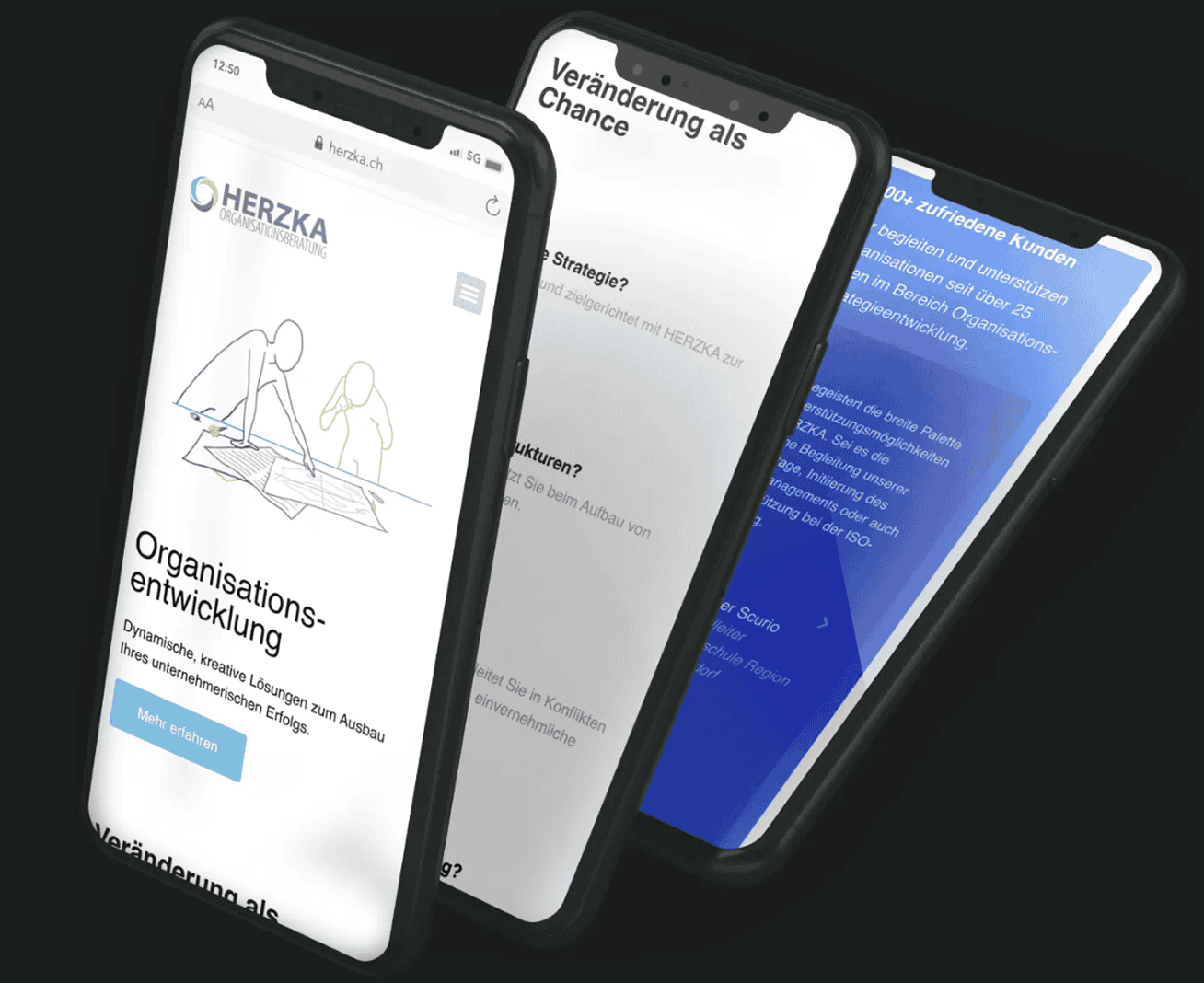 Drei Smartphones werden schräg angezeigt und zeigen jeweils einen anderen Bildschirm einer Unternehmenswebsite in deutscher Sprache mit dem Schwerpunkt auf Organisationsentwicklung und Strategie.