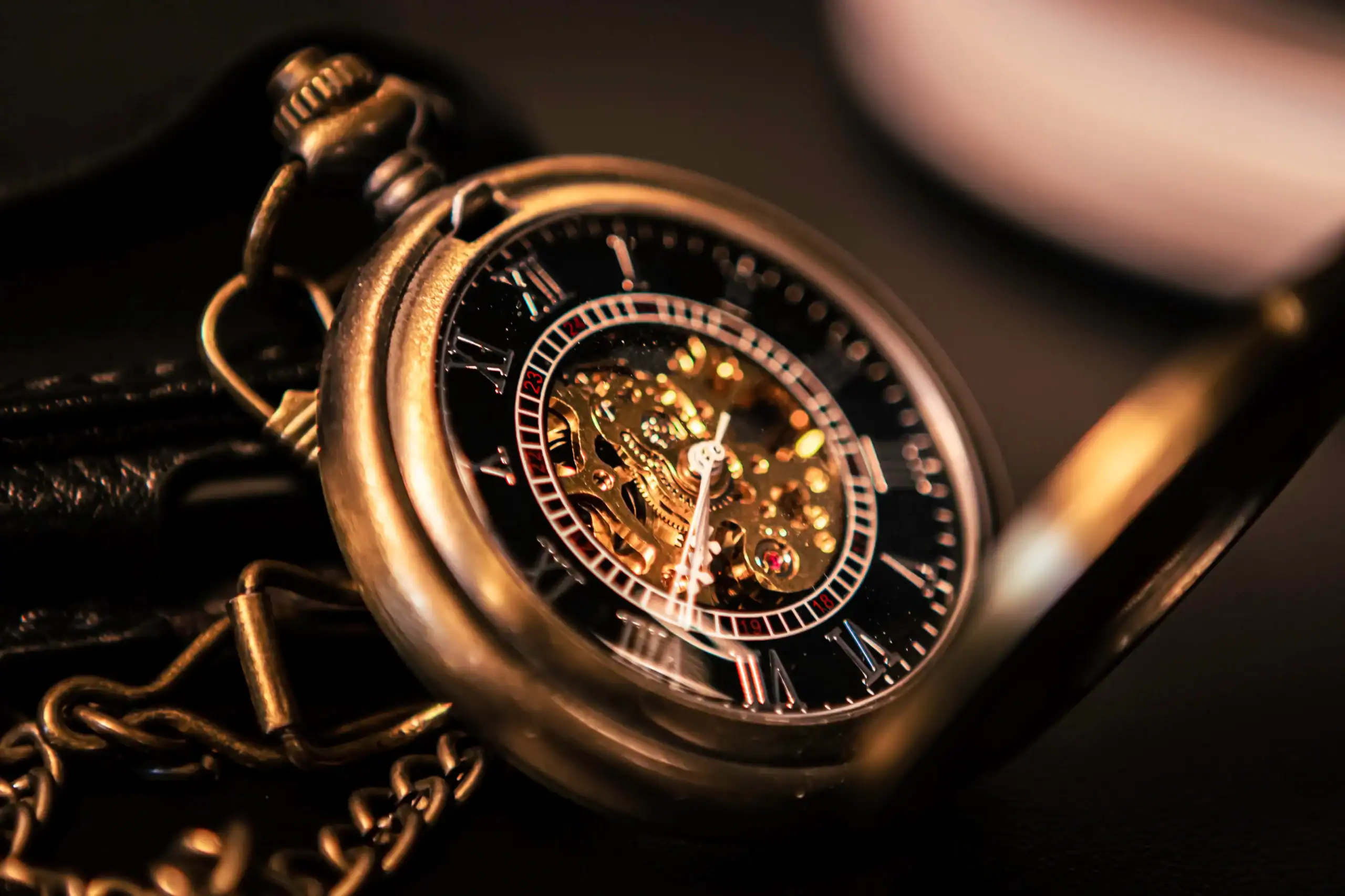 Nahaufnahme einer antiken Taschenuhr aus Messing mit offenem Deckel, die ihre komplizierten Zahnräder und das Zifferblatt mit römischen Ziffern zeigt – und die Geduld einfängt, die man braucht, wenn man fragt, wie lange diese Backlinks wirken.