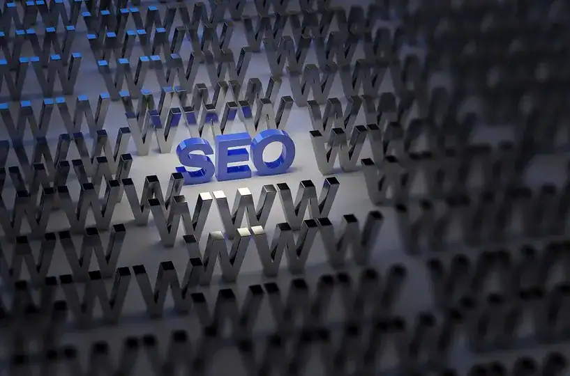 Das Wort „SEO“ in blauen Buchstaben ist von mehreren grauen „www“-Symbolen umgeben und veranschaulicht die Internet- und Website-Optimierung – und zeigt auf einen Blick, was eine SEO-Agentur für Online-Erfolg leistet.