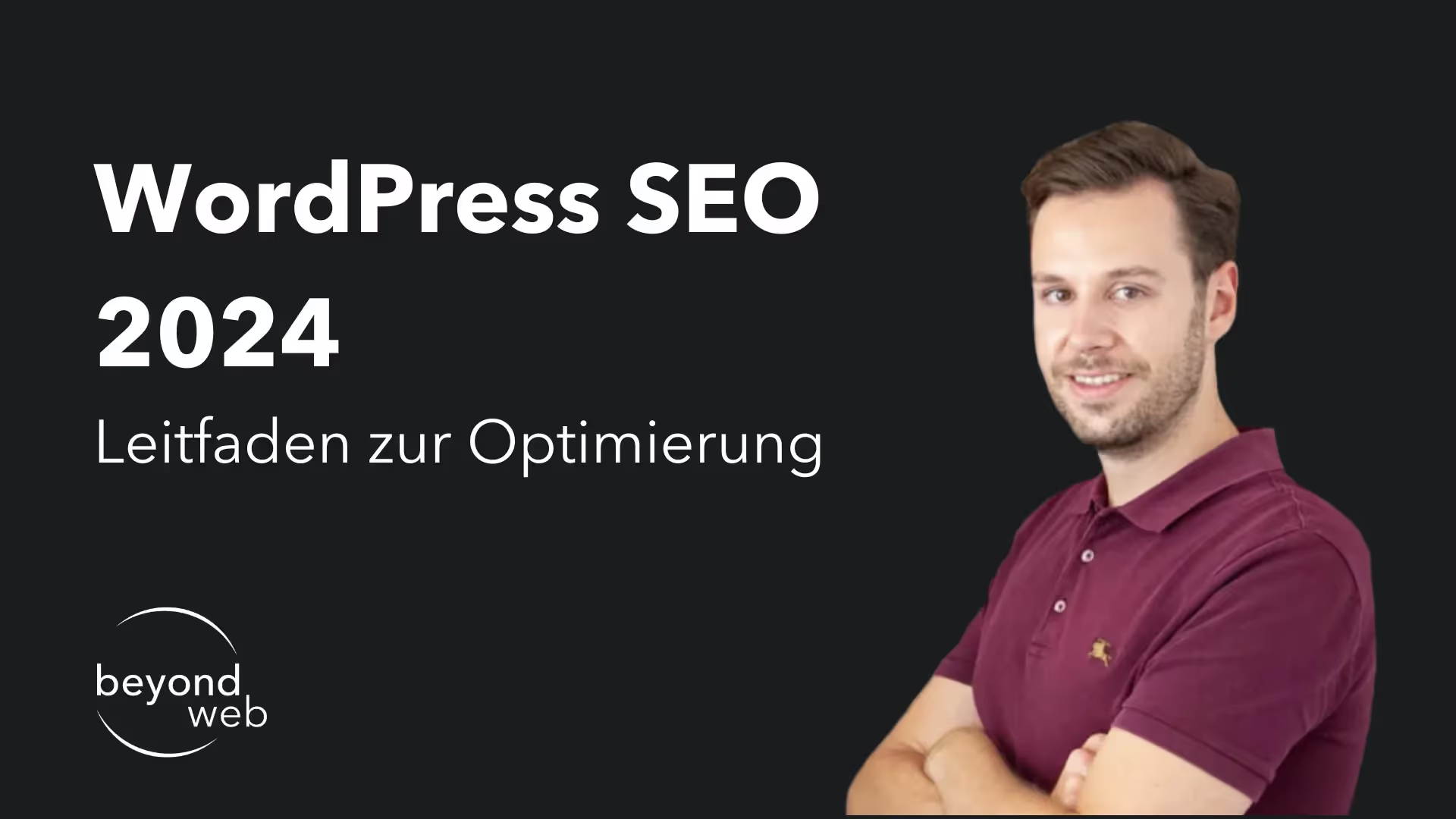 Ein Mann steht mit verschränkten Armen neben dem Text „WordPress SEO 2024 Leitfaden zur Optimierung“, wobei das Logo „beyond web“ auf schwarzem Hintergrund die Expertise im Bereich WordPress SEO hervorhebt.