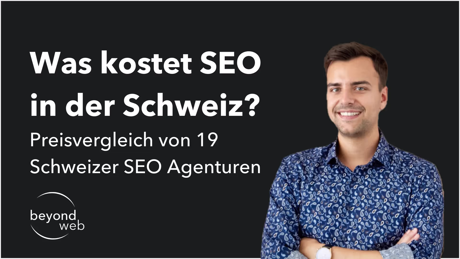 Ein Mann in einem gemusterten Hemd steht neben einem Text auf Deutsch über die Kosten von SEO in der Schweiz und zitiert einen Preisvergleich von 19 Schweizer SEO-Agenturen. Das Logo von beyond web ist sichtbar.