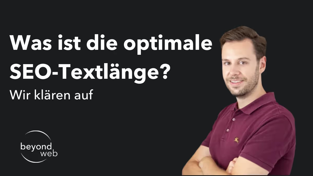 Ein Mann in einem kastanienbraunen Poloshirt steht neben einem deutschen Text und fragt nach der optimalen SEO-Textlänge. Darunter befindet sich das Beyond Web-Logo.