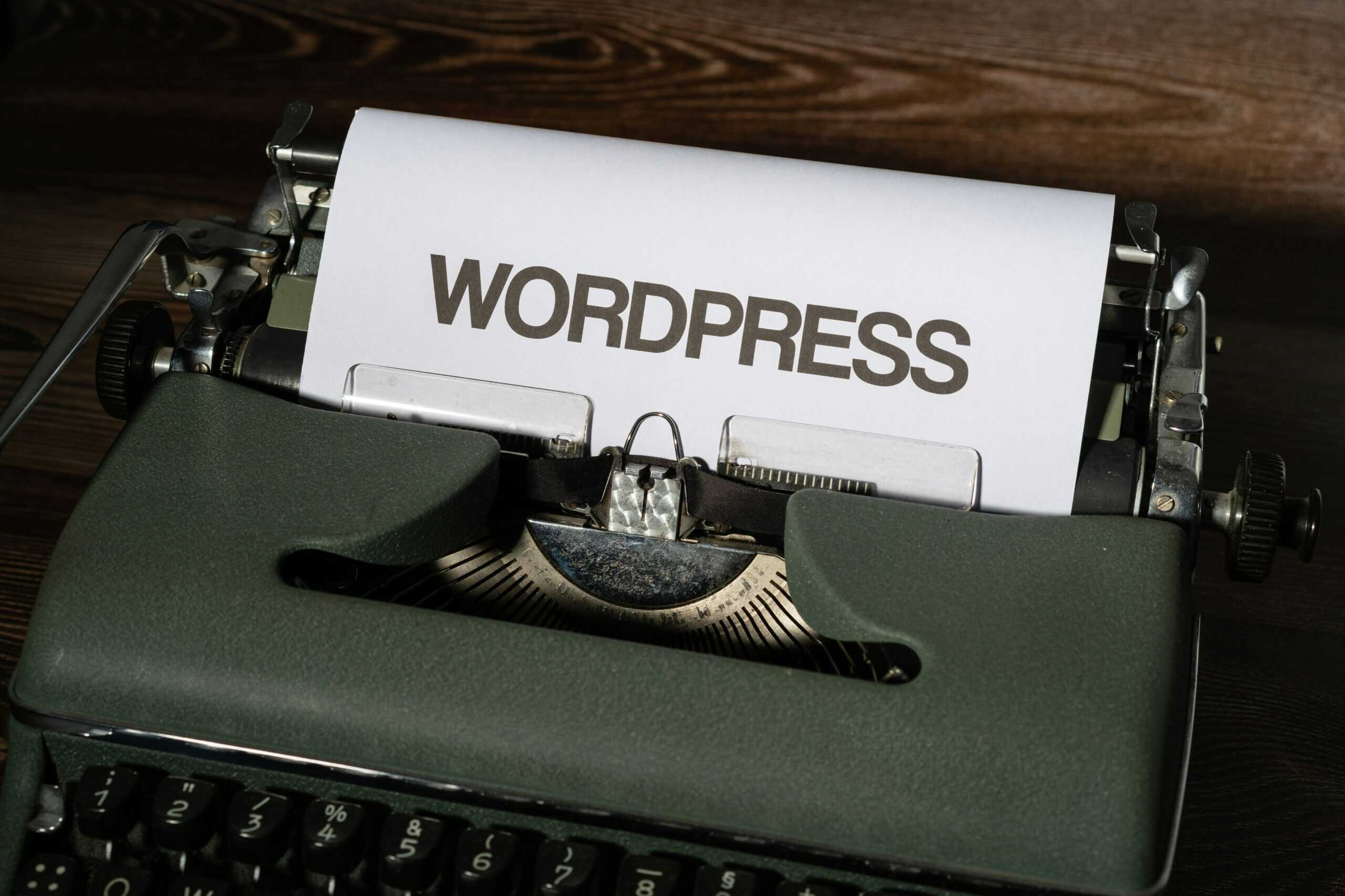 Eine Schreibmaschine mit einem Blatt Papier, auf dem in fetten Buchstaben das Wort „WordPress“ steht, was auf die klassische Debatte „Webflow vs. WordPress“ bei der Website-Erstellung anspielt.
