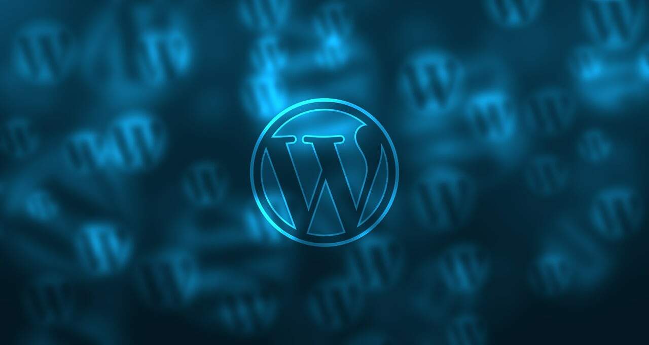 Blau getöntes Bild mit dem WordPress-Logo in der Mitte und mehreren unscharfen WordPress-Logos im Hintergrund.