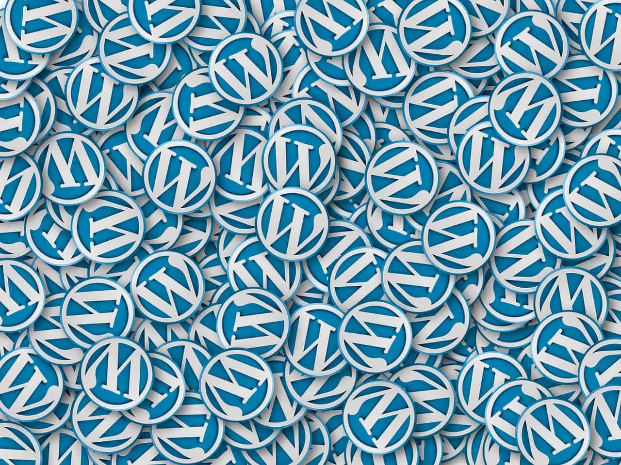 Ein großer Stapel runder Buttons mit dem blau-weißen WordPress-Logo, die sich überlappen und das gesamte Bild bedecken – perfekt für alle, die WordPress professionell unterwegs sind.