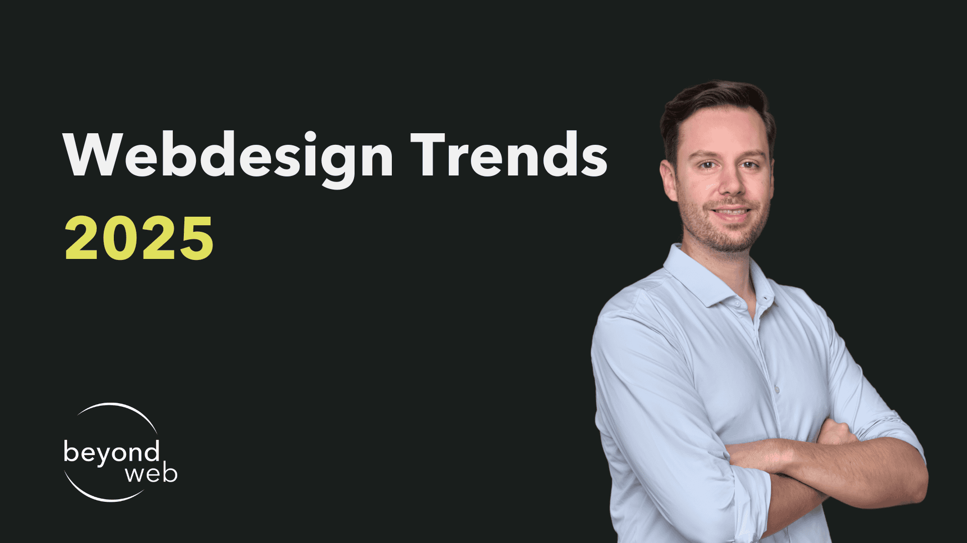 Ein Mann in einem hellblauen Hemd steht mit verschränkten Armen neben dem Text "Webdesign Trends 2025", der die neuesten Innovationen hervorhebt, und dem beyond web-Logo auf dunklem Hintergrund.