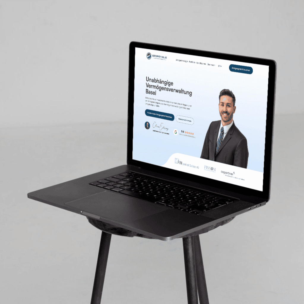 Auf einem kleinen Tisch steht ein Laptop, auf dem eine deutschsprachige Finanzdienstleistungs-Website mit einem Mann im Anzug und Kontaktinformationen zu sehen ist - fachmännisch erstellt von der Content Agentur Basel.