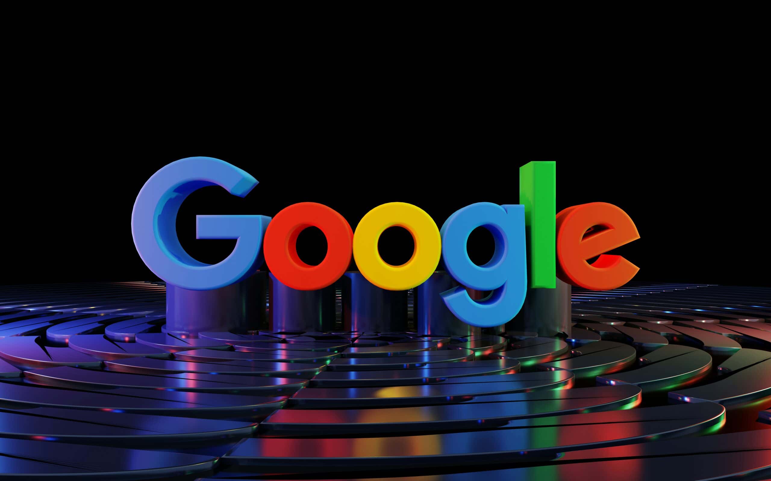 Das Google-Logo in bunten 3D-Buchstaben steht auf einer reflektierenden, kreisförmig gemusterten Oberfläche vor einem schwarzen Hintergrund.
