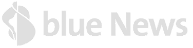Grauer "blue News"-Text mit einem abstrakten Logo in Form eines stilisierten Tropfens oder Blattes links neben den Worten, alles auf hellem Hintergrund.