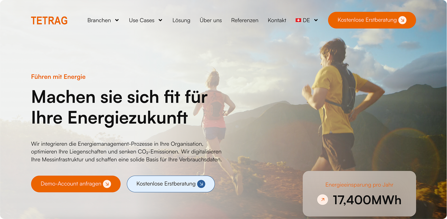 Zwei Personen laufen auf einem Weg mit einer Berglandschaft im Hintergrund; der Text der Website wirbt für Energiemanagementlösungen und hebt die jährlichen Energieeinsparungen hervor.