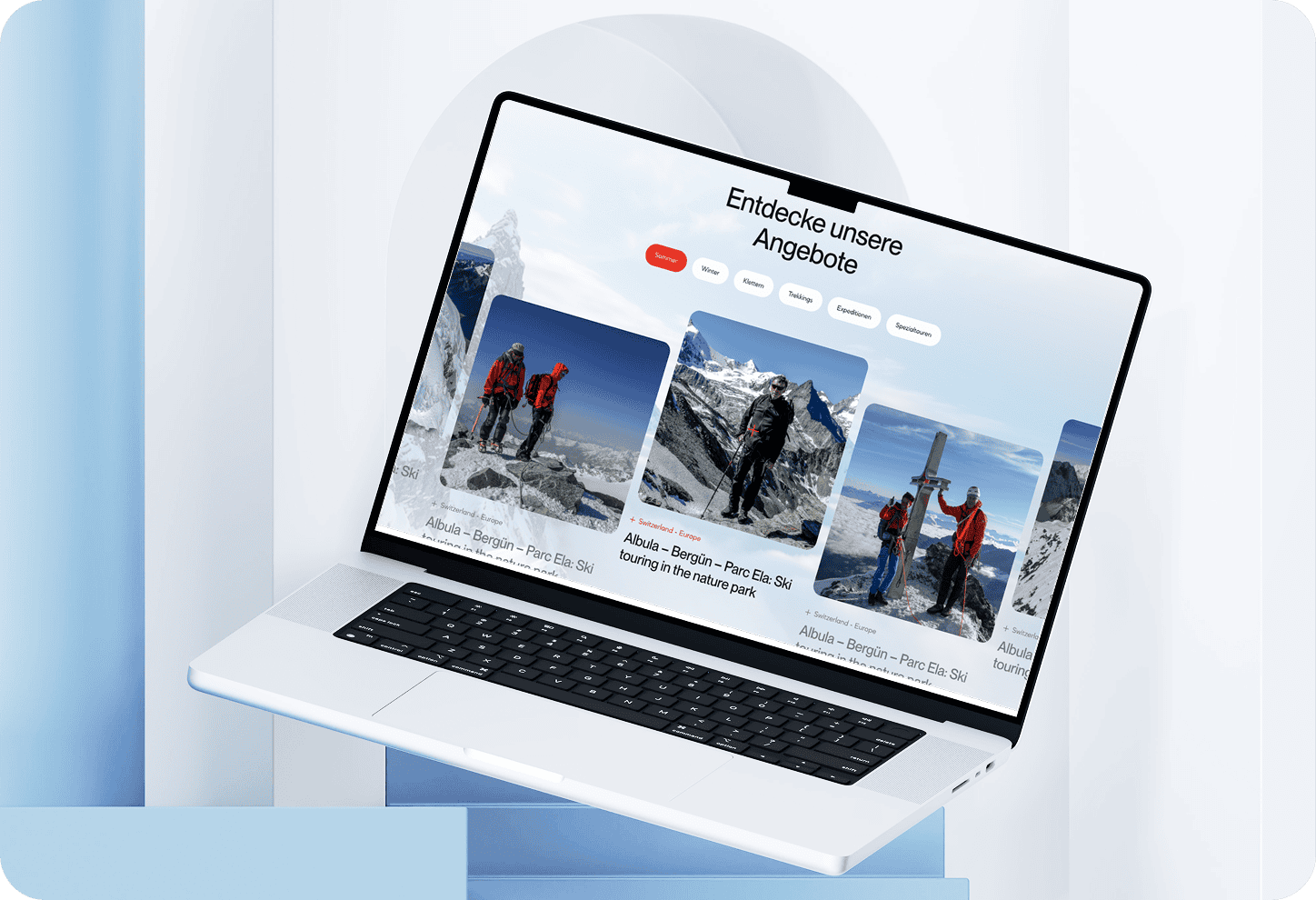 Ein Laptop zeigt eine deutschsprachige Reise-Website mit Alpine Action Unlimited mit Wanderangeboten und Bildern von Menschen auf Bergpfaden und schneebedeckten Gipfeln.