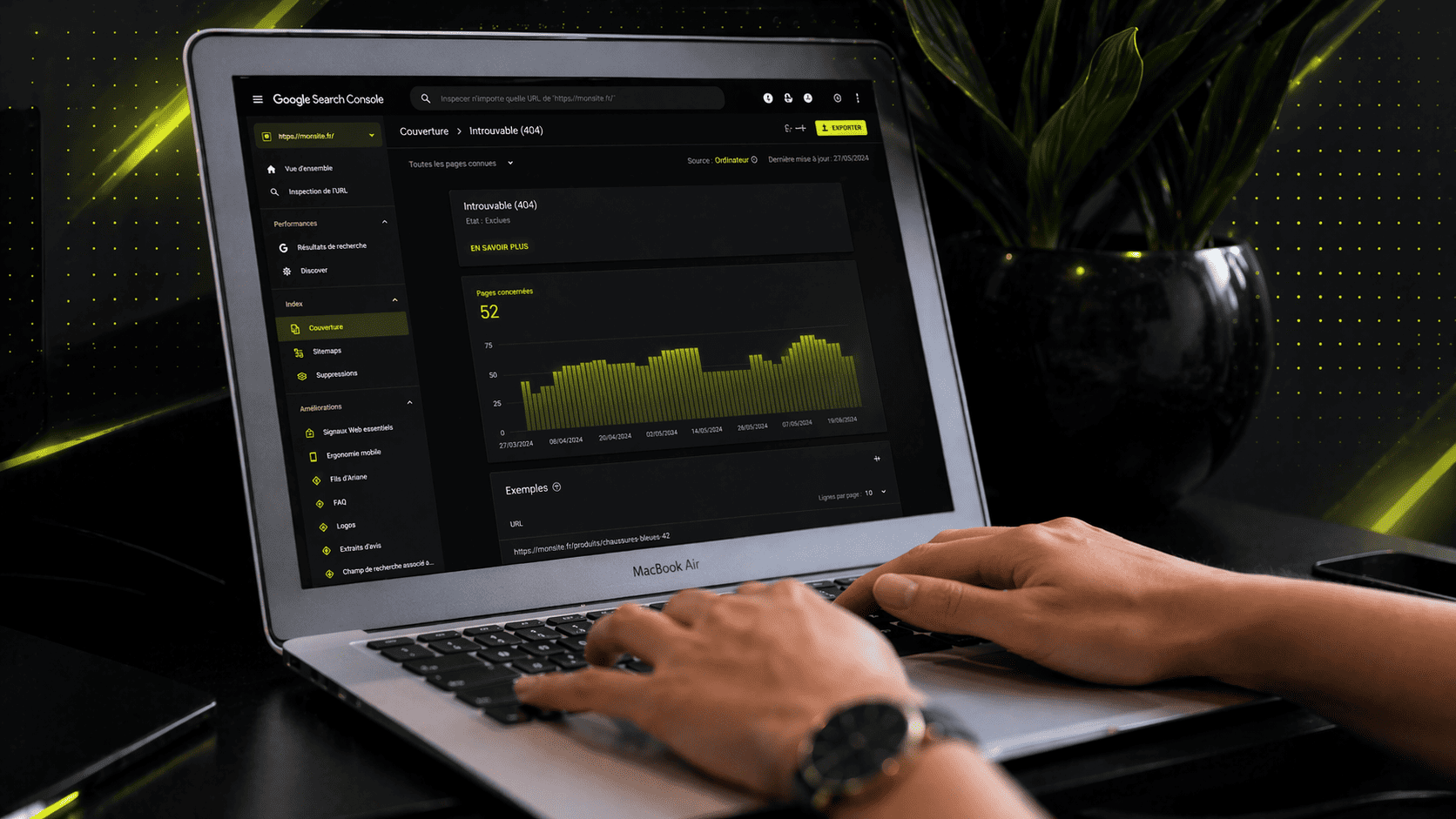 Person mit einem MacBook, die das Dashboard der Google Search Console mit Leistungsdaten und Diagrammen auf einer dunkel gehaltenen Oberfläche neben einem schwarzen Blumentopf anzeigt.