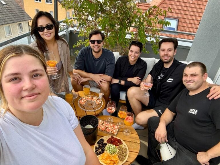Das ganze Beyondweb-Team beim Apéro auf der Terrasse