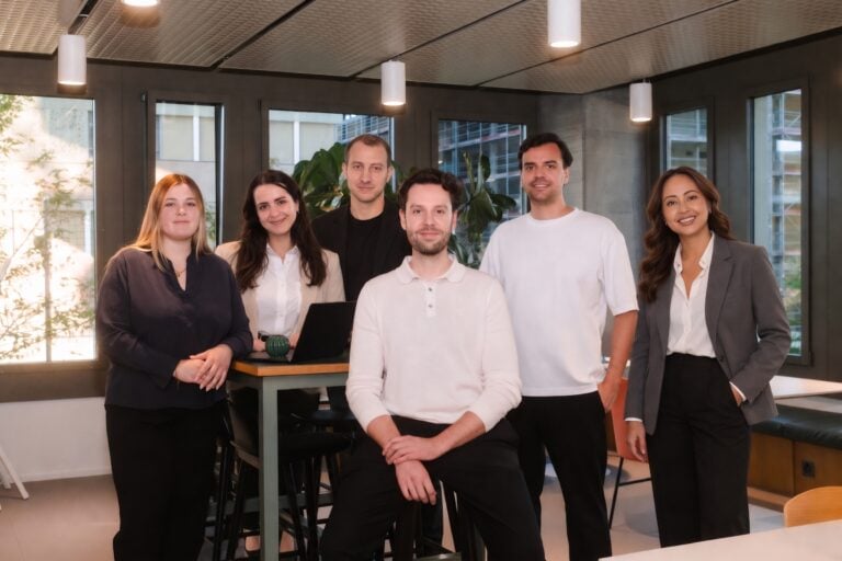 Das Beyondweb-Team im Büro in Rotkreuz