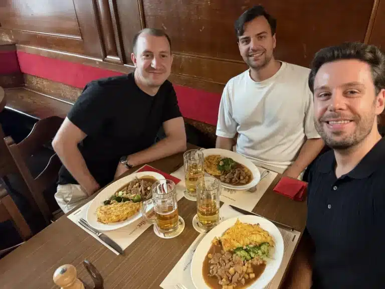 Gemeinsames Mittagessen im Team