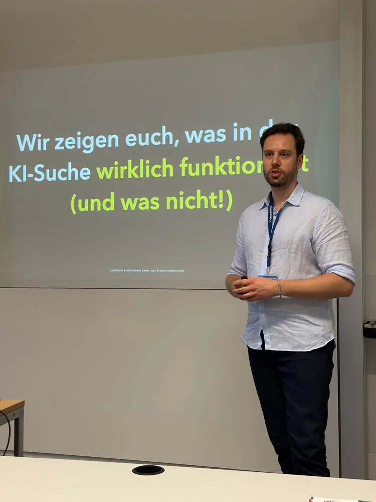 Ato Herzig hält einen Vortrag zur KI-Suche
