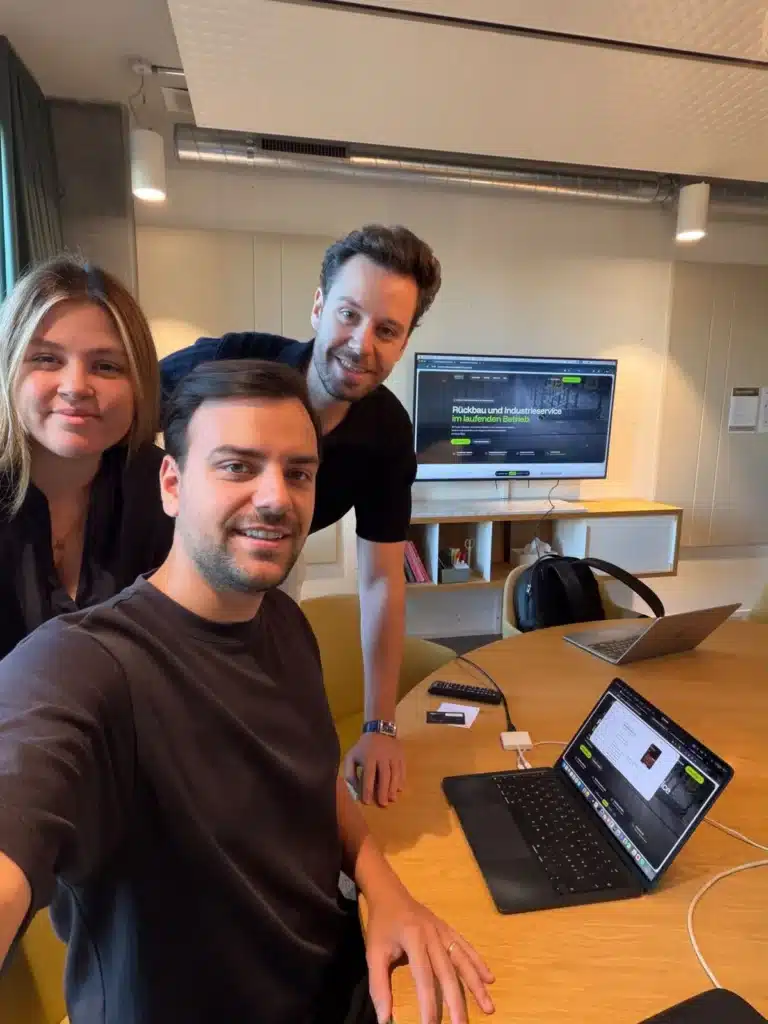 Ato Herzig, Kim von Däniken und Manon Herzig bereiten im Coworking Space einen Kunden-Workshop vor