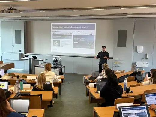 Kim zeigt an der ZHAW eine Fallstudie im Hörsaal