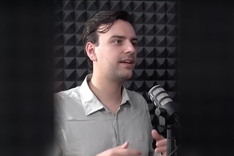 Kim von Däniken spricht im Podcast-Studio von StoryRadar über Beyondweb und SEO